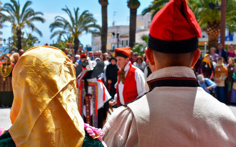 Ibiza florece en mayo: tradición, música y el inicio del verano en las costas de Santa Eulalia del rio.